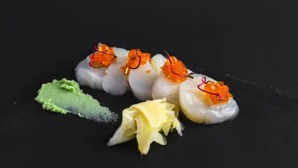 Sashimi su jūros šukutėmis